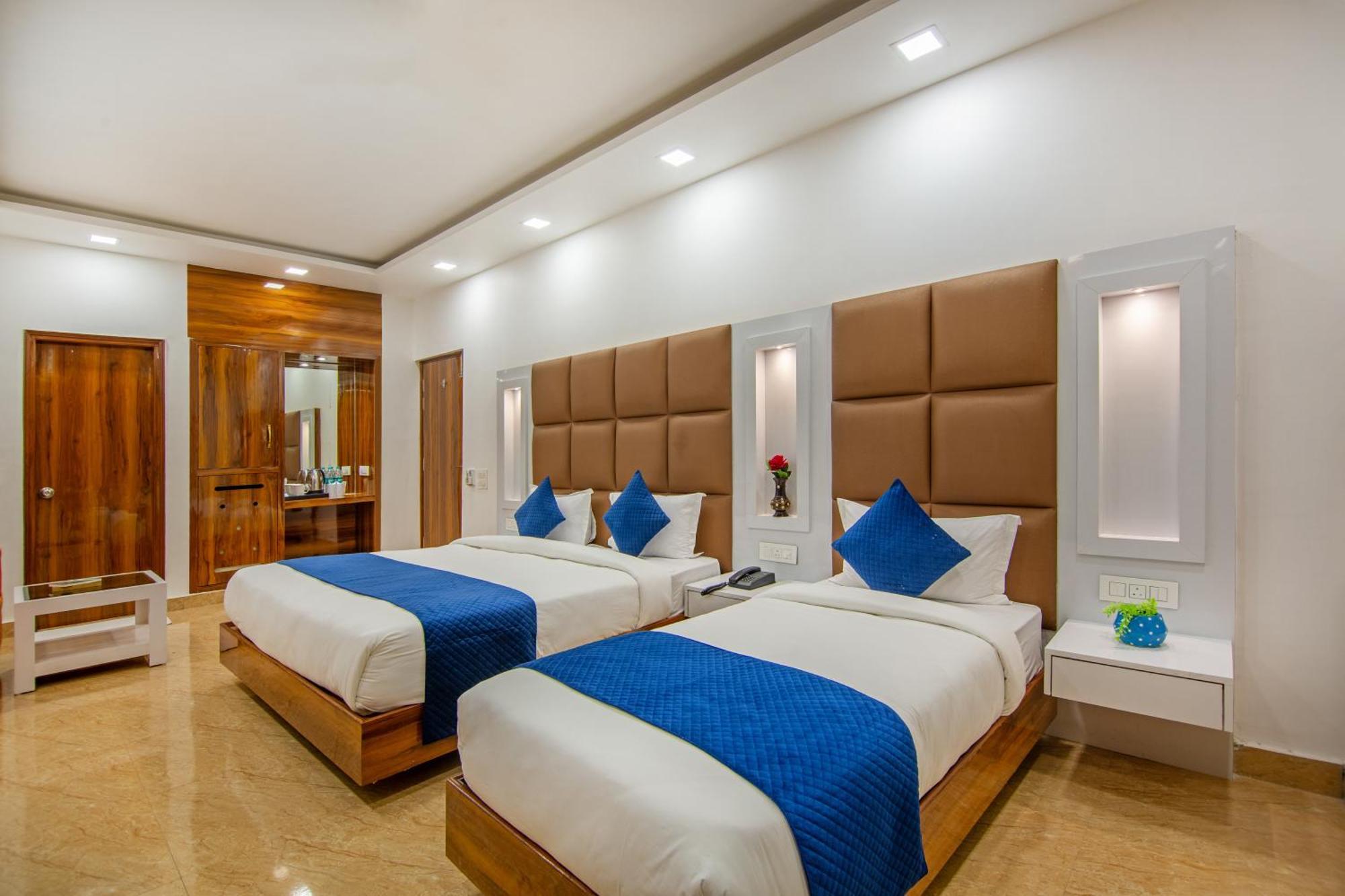 Rahul Palace By Golden Tree Near Metro Station And Ajmal Khan Market New Delhi Eksteriør billede