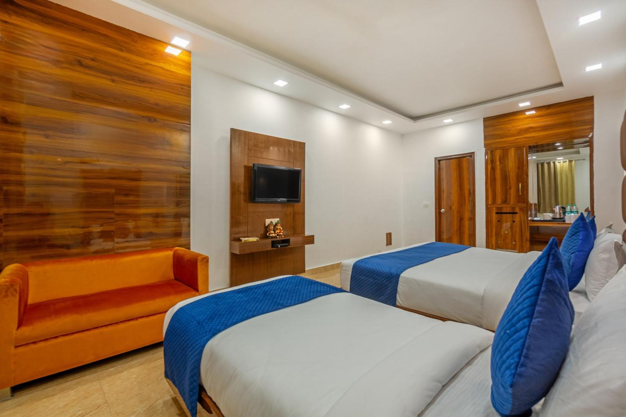 Rahul Palace By Golden Tree Near Metro Station And Ajmal Khan Market New Delhi Eksteriør billede