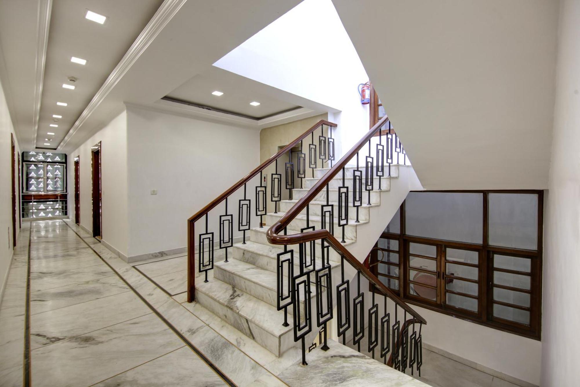 Rahul Palace By Golden Tree Near Metro Station And Ajmal Khan Market New Delhi Eksteriør billede