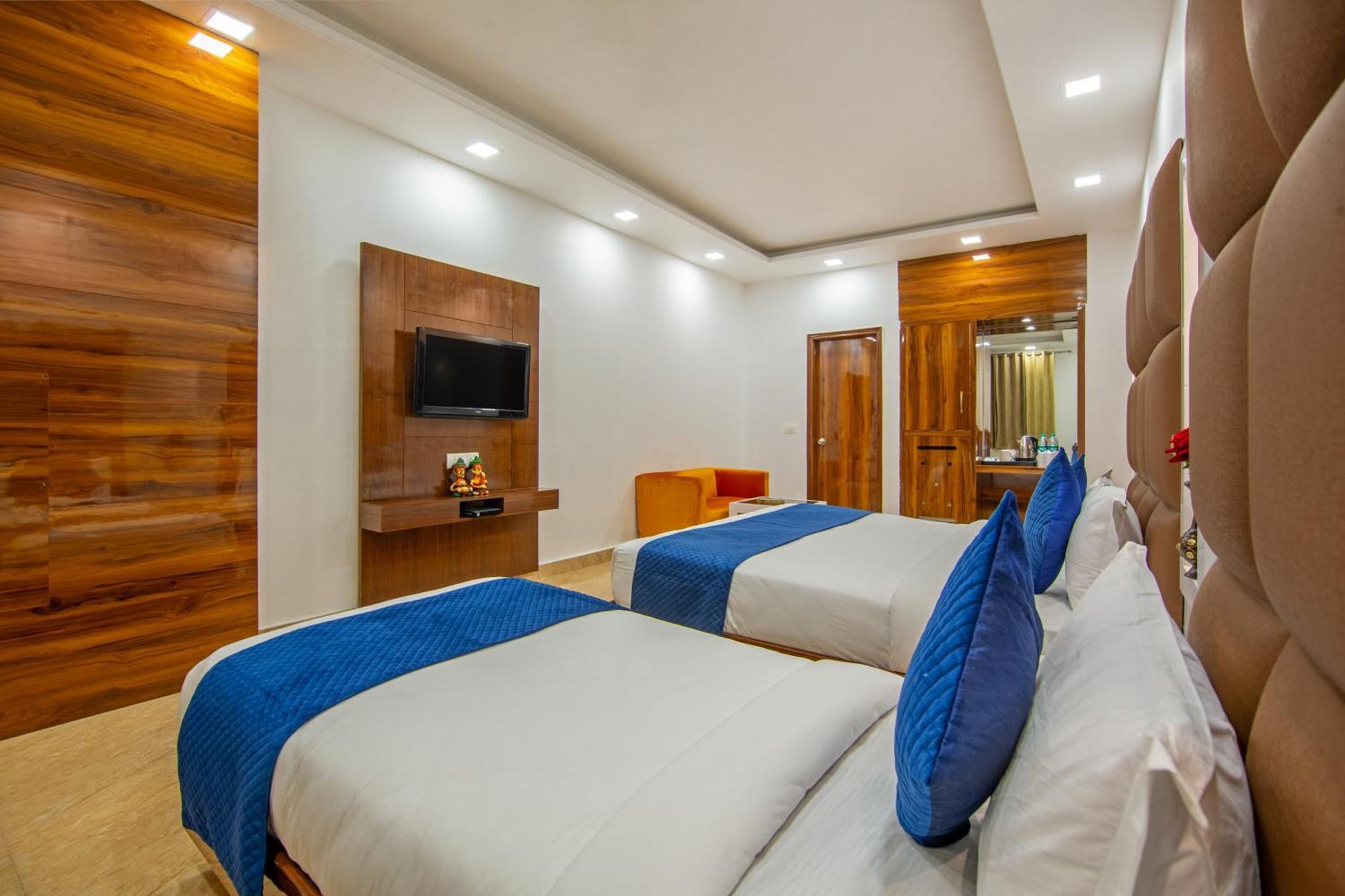 Rahul Palace By Golden Tree Near Metro Station And Ajmal Khan Market New Delhi Eksteriør billede