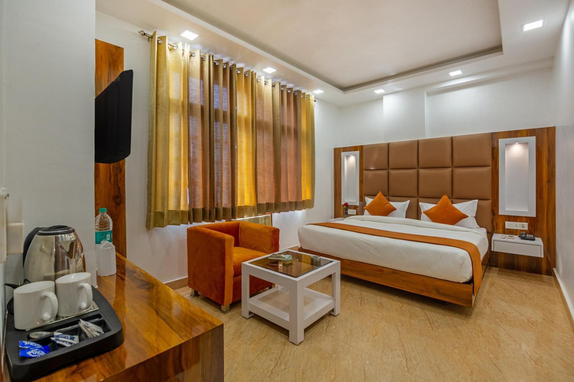 Rahul Palace By Golden Tree Near Metro Station And Ajmal Khan Market New Delhi Eksteriør billede