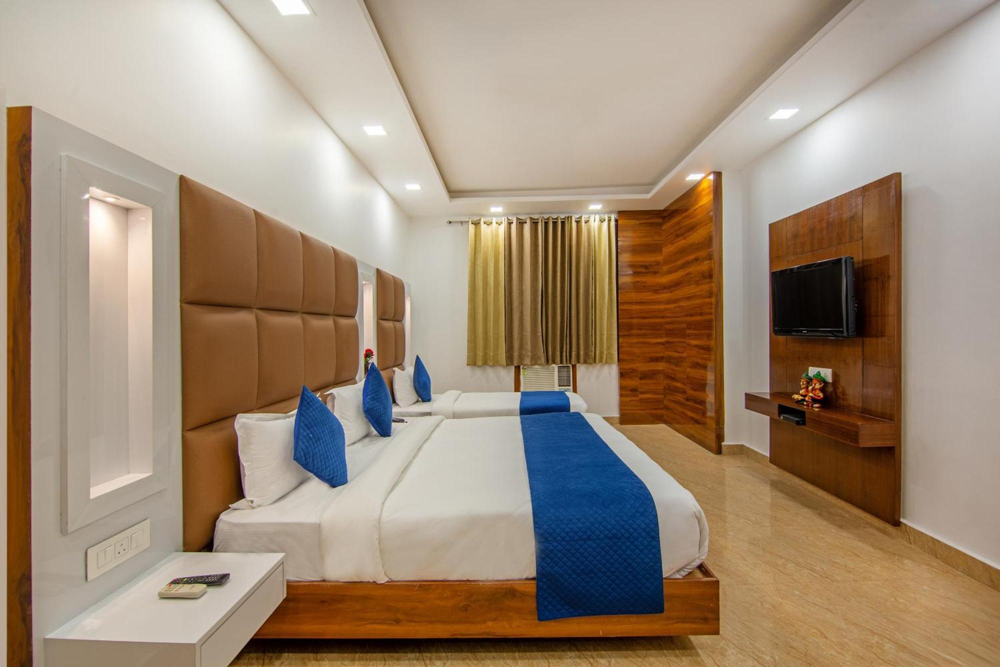 Rahul Palace By Golden Tree Near Metro Station And Ajmal Khan Market New Delhi Eksteriør billede