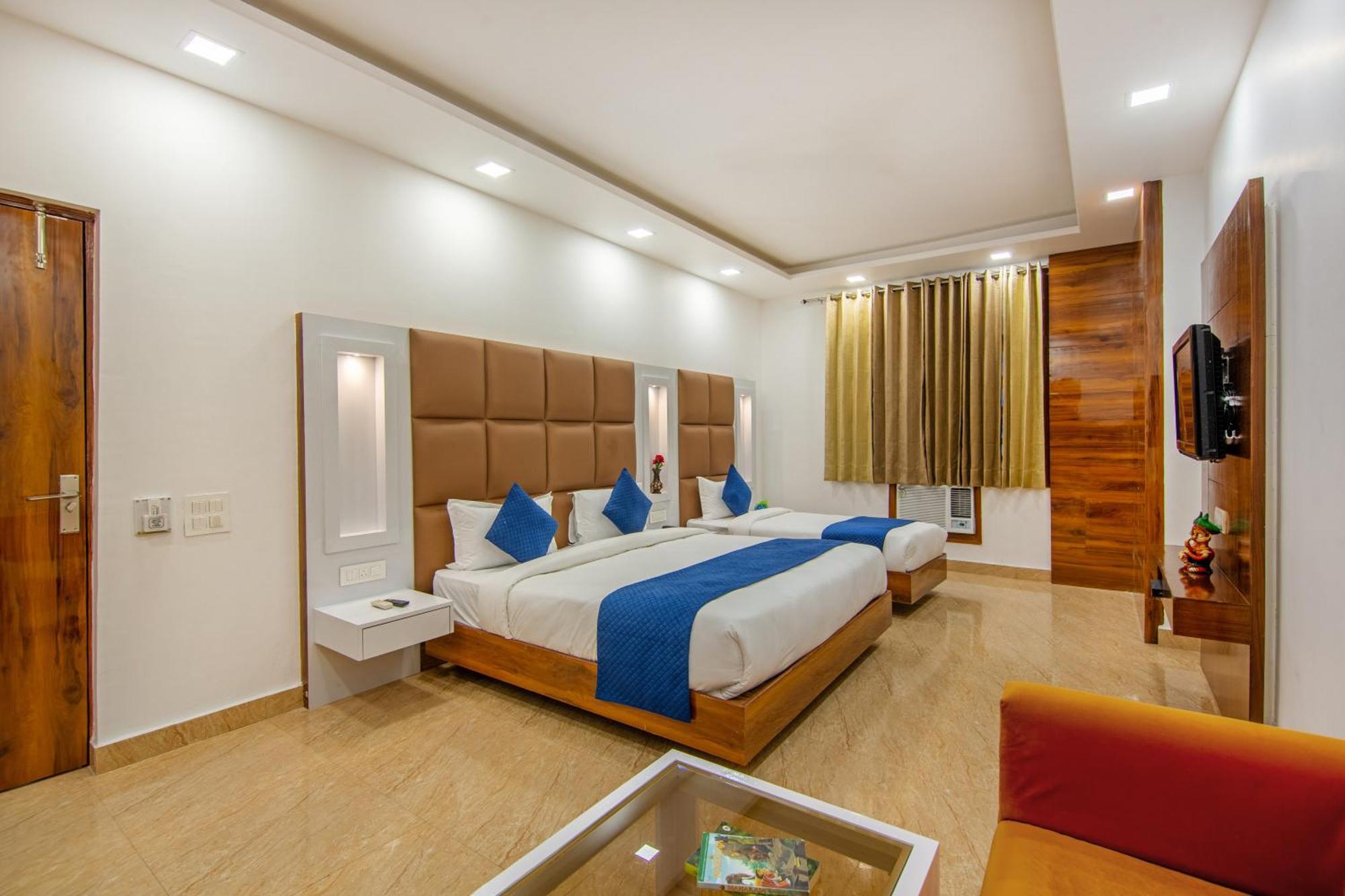 Rahul Palace By Golden Tree Near Metro Station And Ajmal Khan Market New Delhi Eksteriør billede