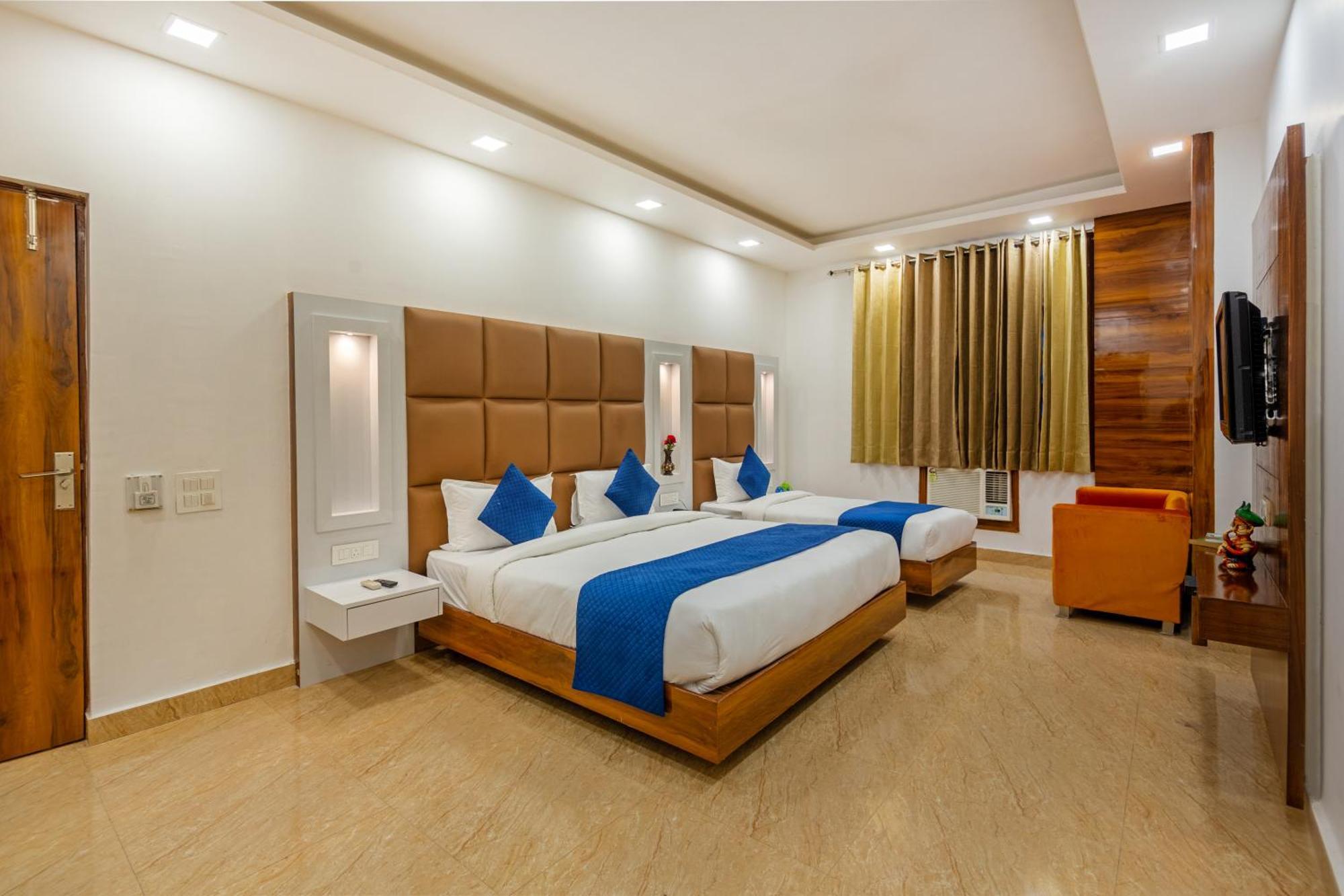 Rahul Palace By Golden Tree Near Metro Station And Ajmal Khan Market New Delhi Eksteriør billede
