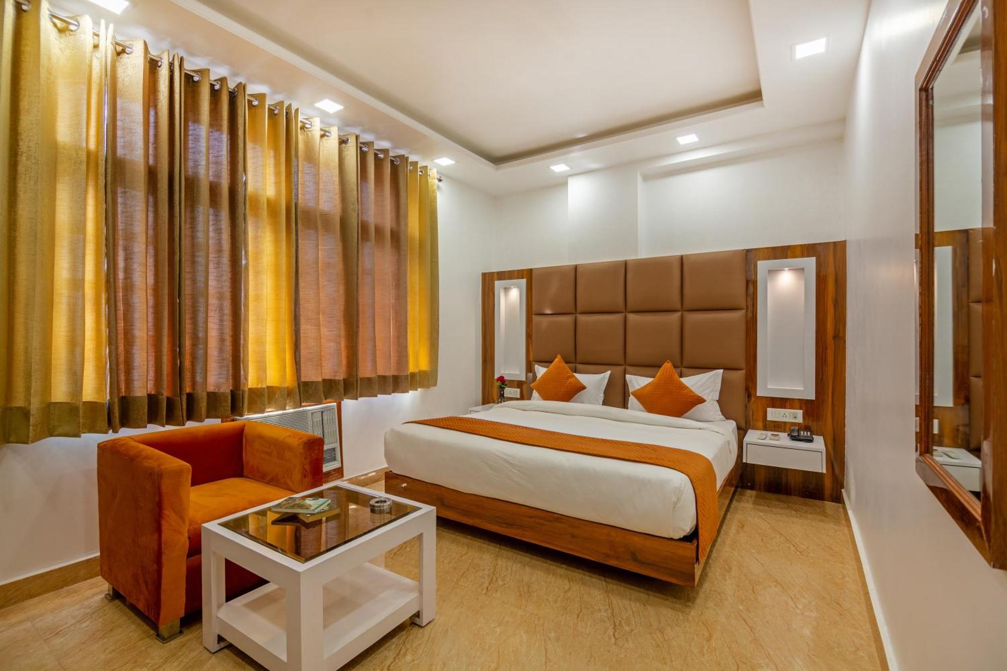 Rahul Palace By Golden Tree Near Metro Station And Ajmal Khan Market New Delhi Eksteriør billede