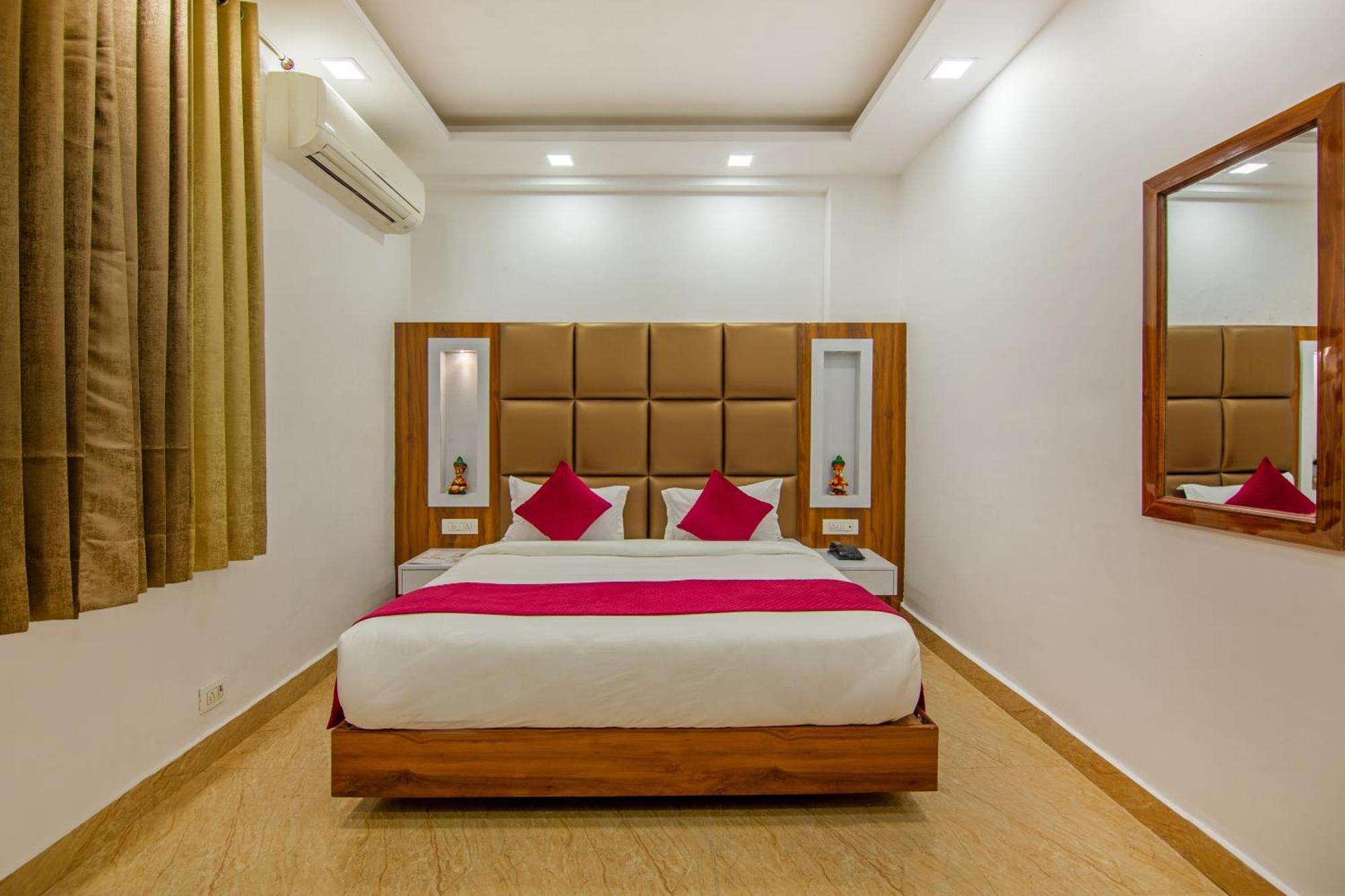 Rahul Palace By Golden Tree Near Metro Station And Ajmal Khan Market New Delhi Eksteriør billede