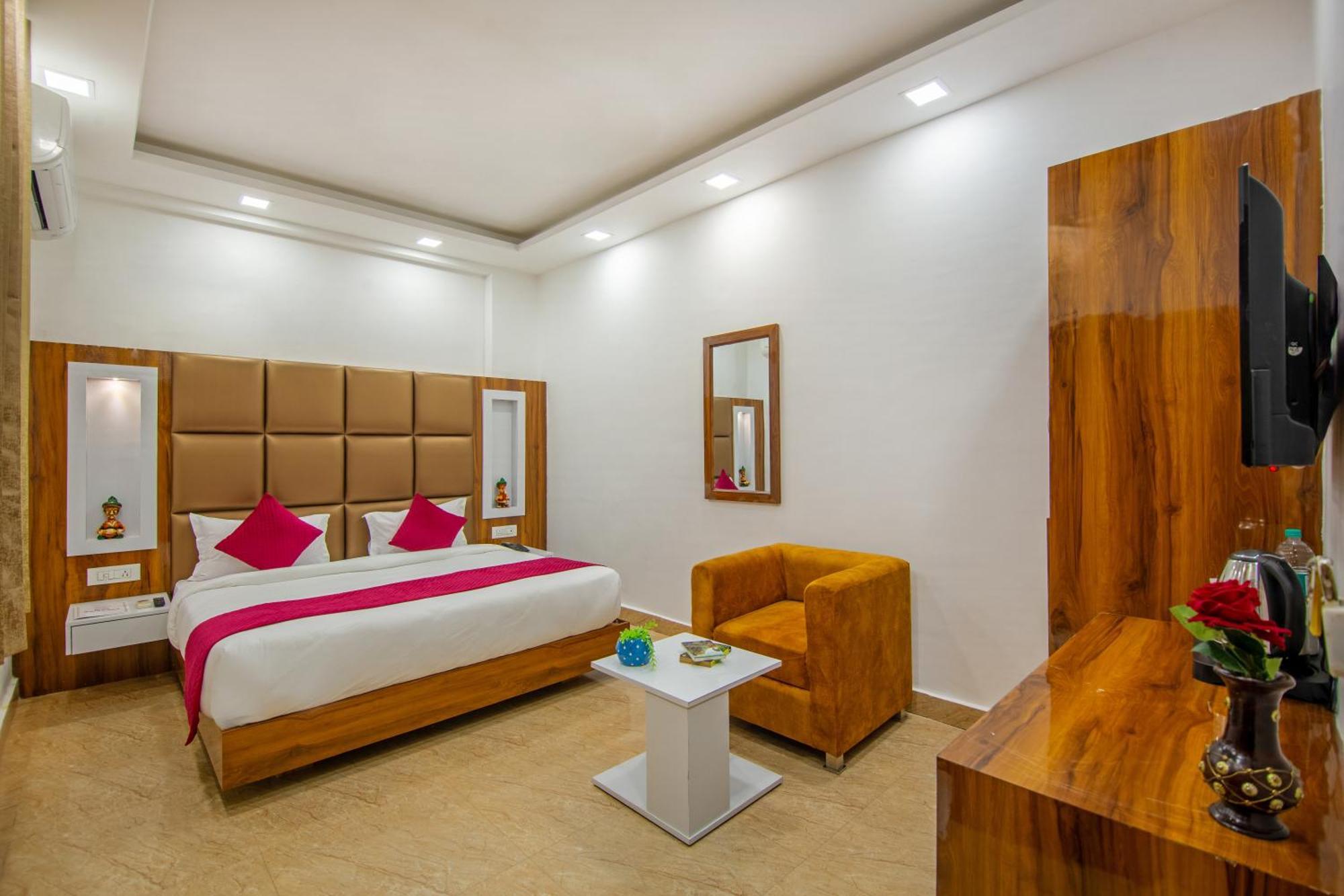 Rahul Palace By Golden Tree Near Metro Station And Ajmal Khan Market New Delhi Eksteriør billede