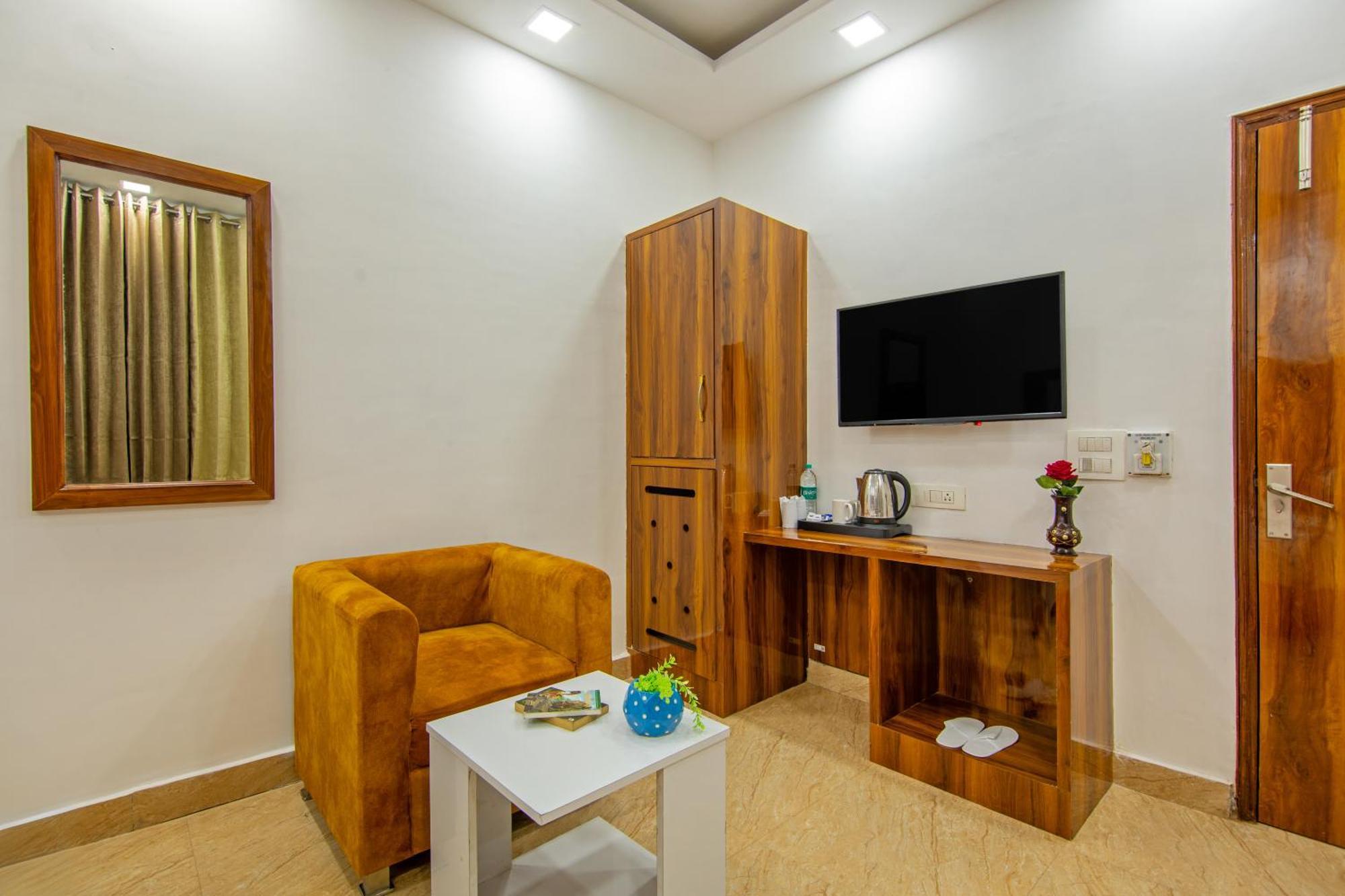 Rahul Palace By Golden Tree Near Metro Station And Ajmal Khan Market New Delhi Eksteriør billede
