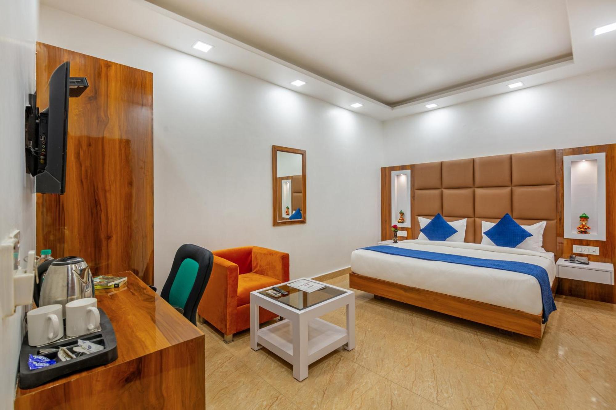 Rahul Palace By Golden Tree Near Metro Station And Ajmal Khan Market New Delhi Eksteriør billede
