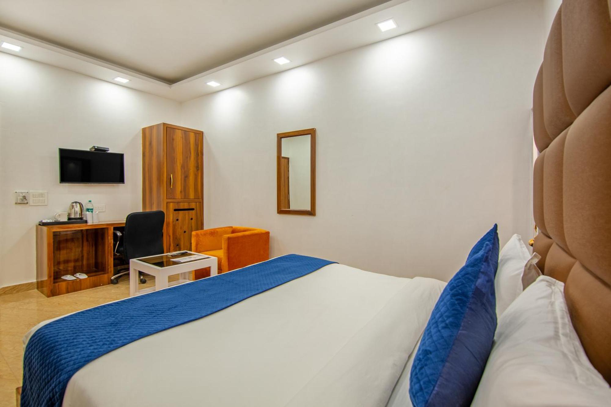 Rahul Palace By Golden Tree Near Metro Station And Ajmal Khan Market New Delhi Eksteriør billede