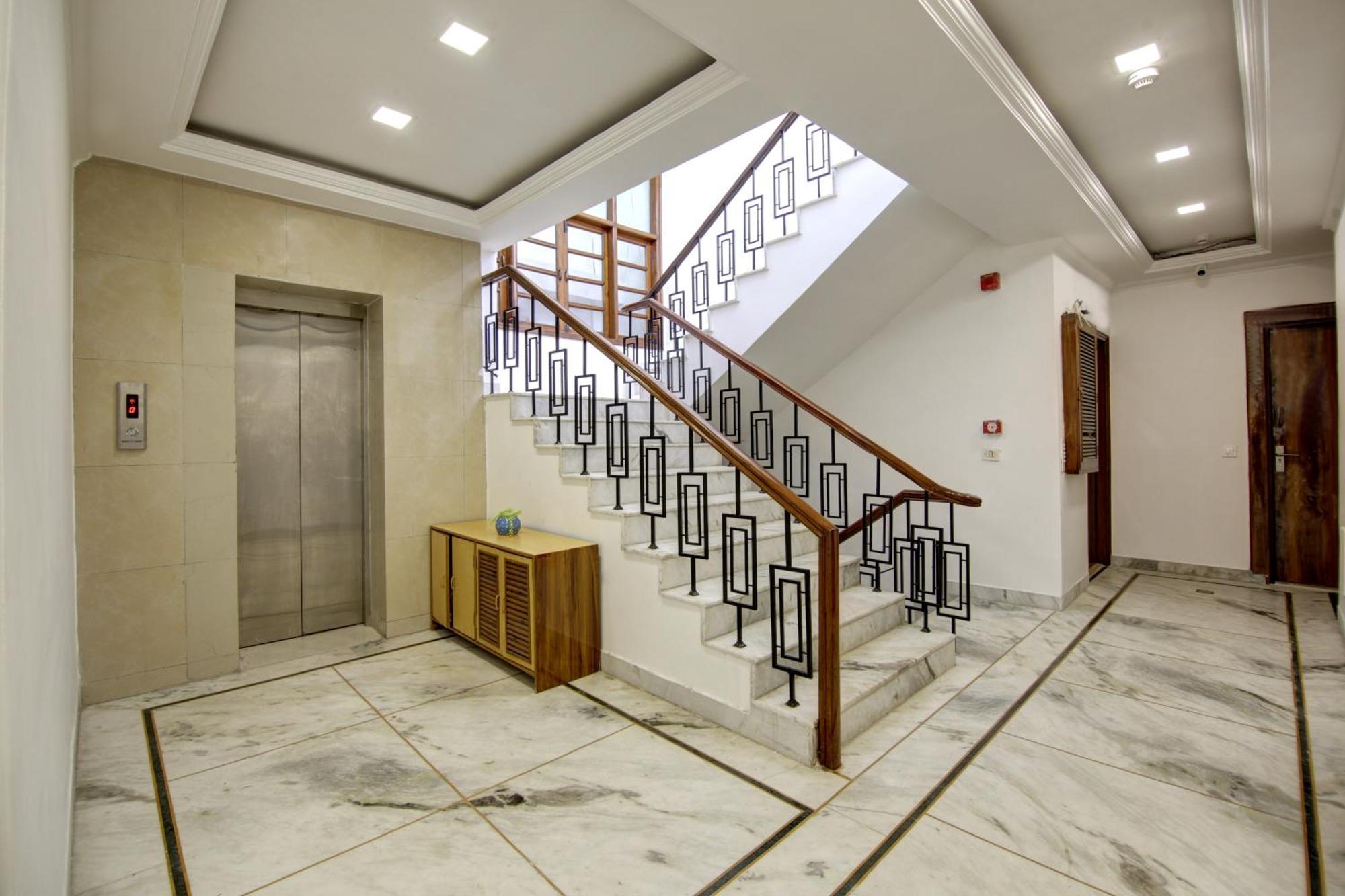 Rahul Palace By Golden Tree Near Metro Station And Ajmal Khan Market New Delhi Eksteriør billede