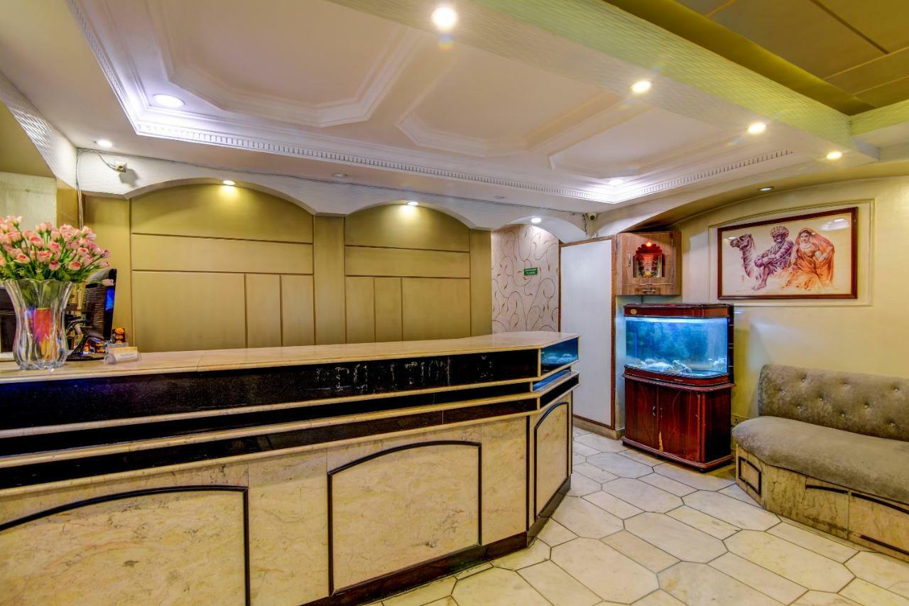 Rahul Palace By Golden Tree Near Metro Station And Ajmal Khan Market New Delhi Eksteriør billede