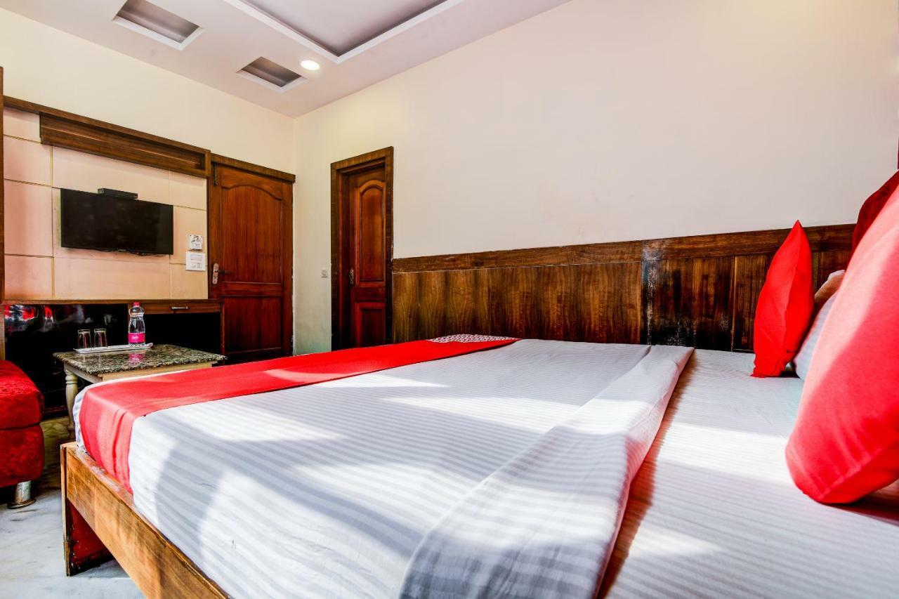 Rahul Palace By Golden Tree Near Metro Station And Ajmal Khan Market New Delhi Eksteriør billede