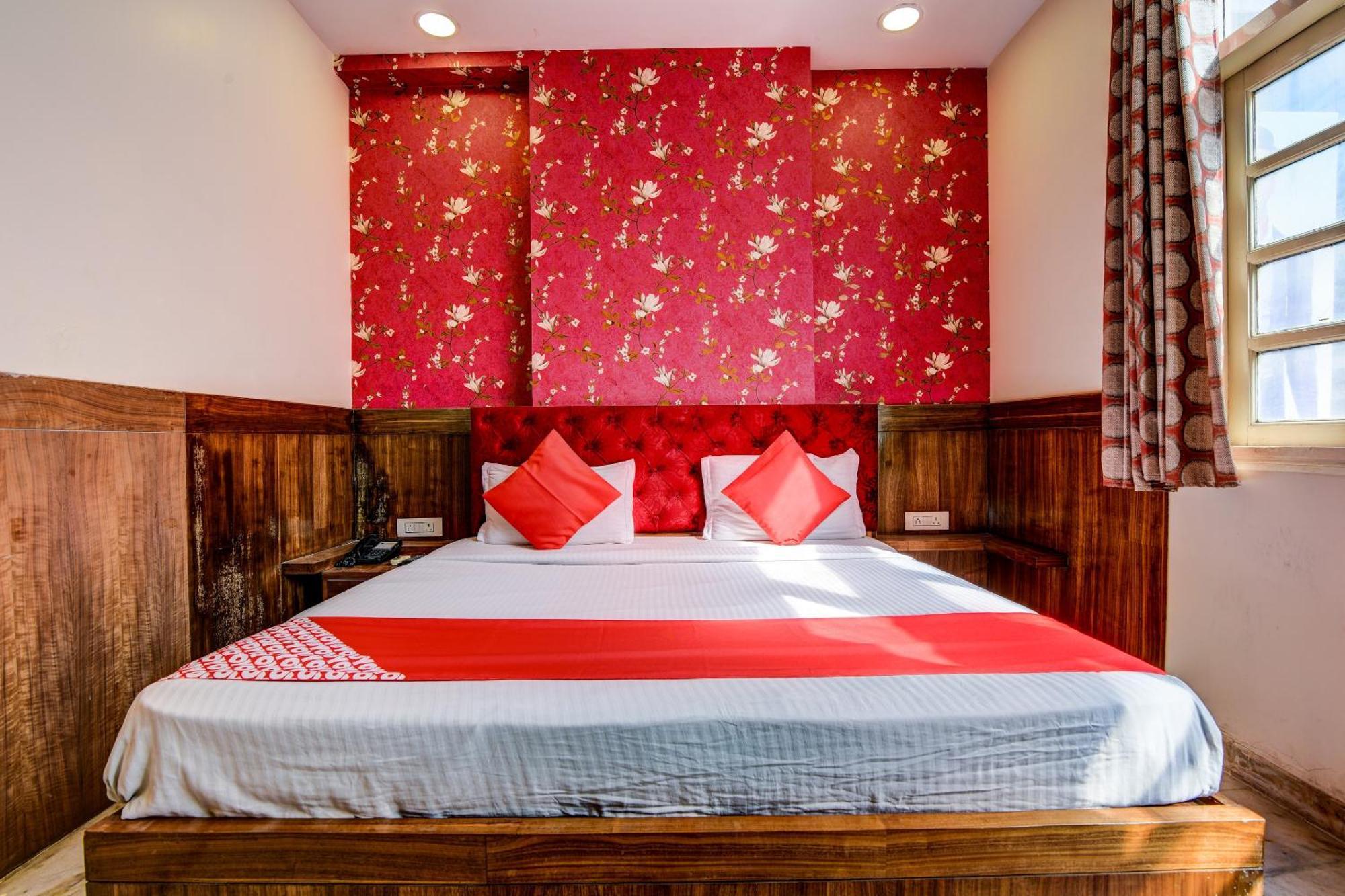 Rahul Palace By Golden Tree Near Metro Station And Ajmal Khan Market New Delhi Eksteriør billede