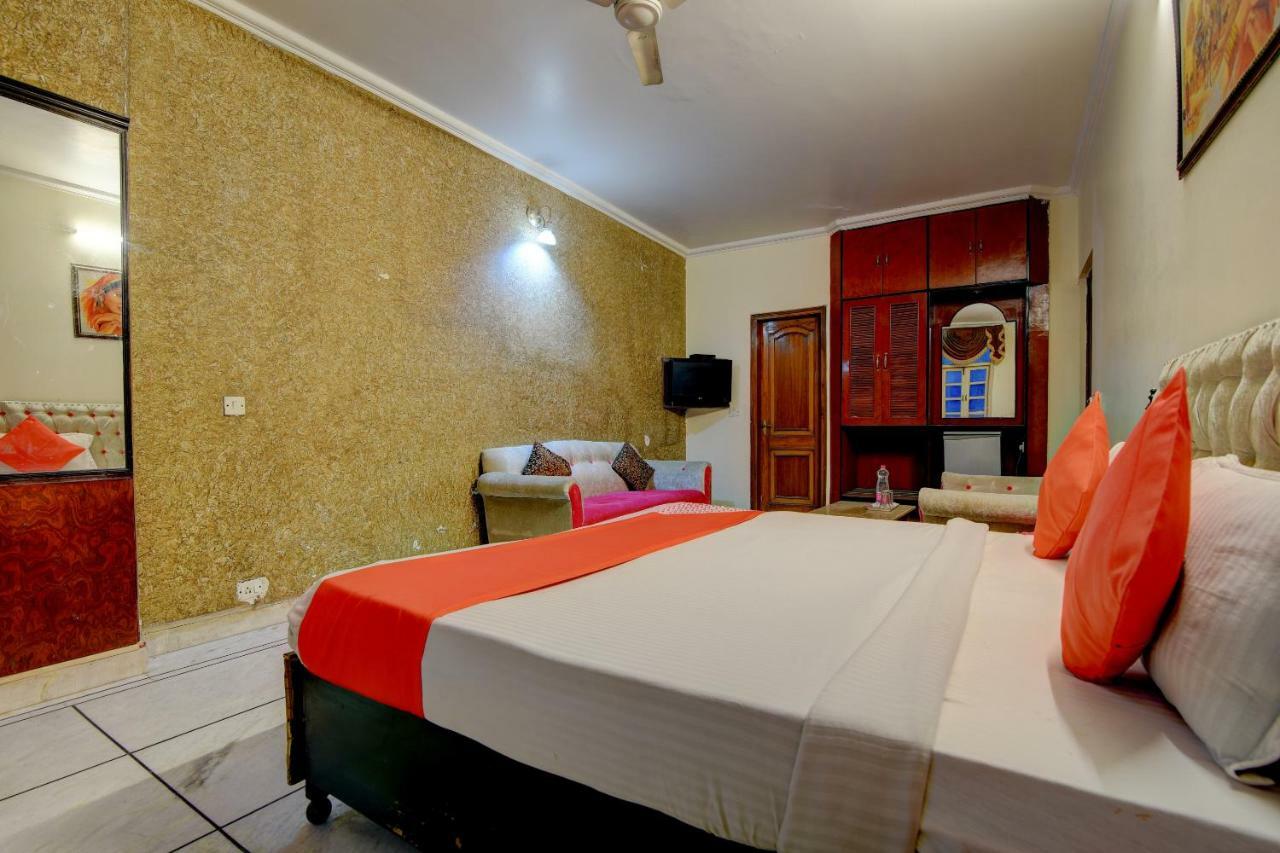Rahul Palace By Golden Tree Near Metro Station And Ajmal Khan Market New Delhi Eksteriør billede