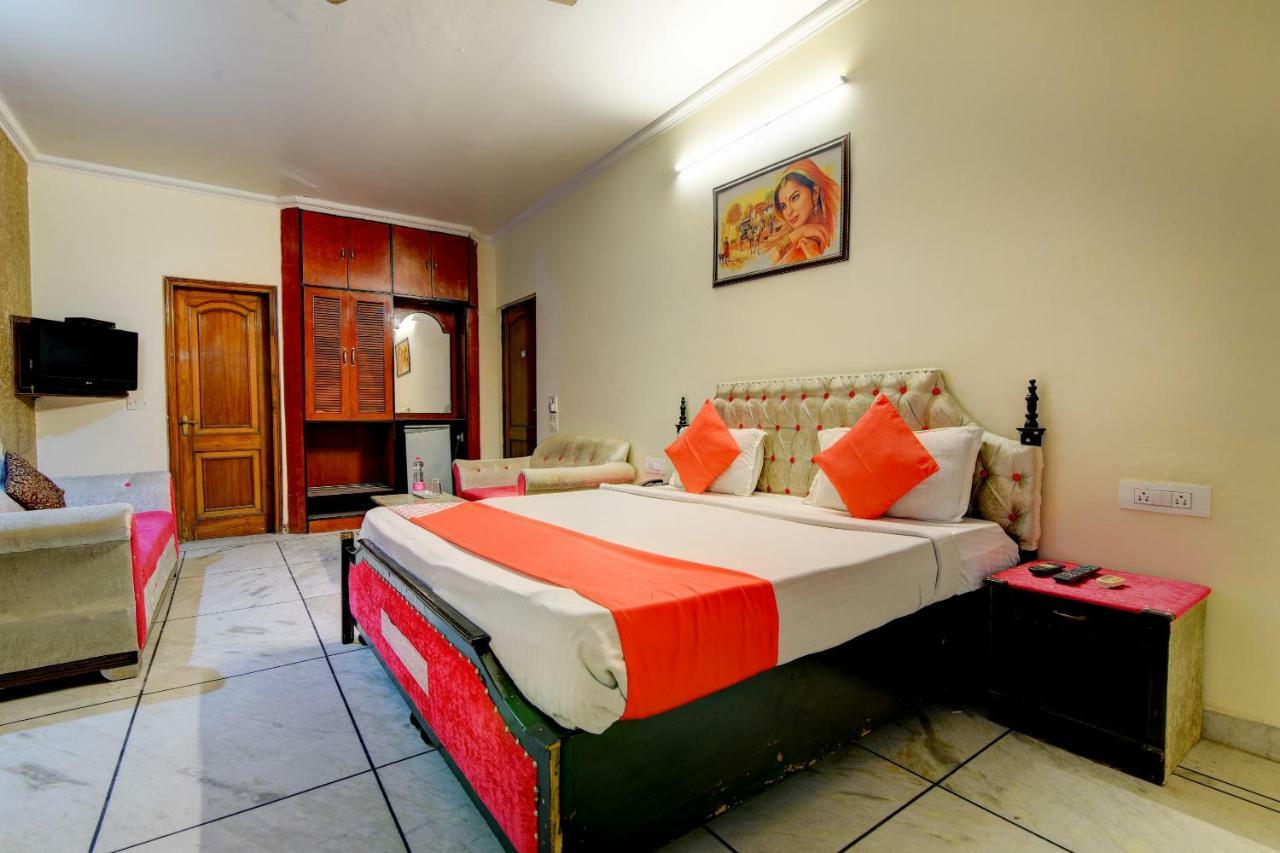 Rahul Palace By Golden Tree Near Metro Station And Ajmal Khan Market New Delhi Eksteriør billede